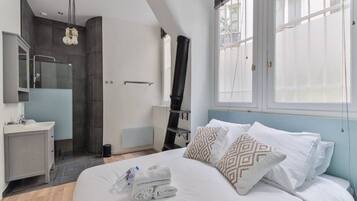 2 habitaciones, escritorio y tabla de planchar con plancha