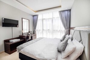 Bureau, fer et planche à repasser, Wi-Fi gratuit, draps fournis