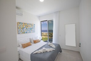 3 makuuhuonetta, tallelokero huoneessa, silitysrauta/-lauta