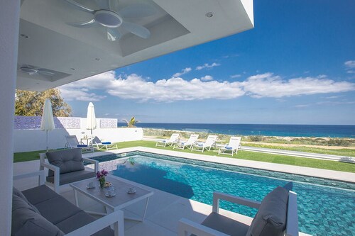 Villa Roxy, Fantastic 3BDR Seafront Protaras Villa with Pool