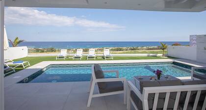Villa Roxy, Fantastic 3BDR Seafront Protaras Villa with Pool