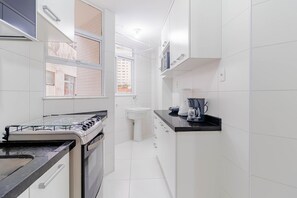 Apartamento | Cozinha privada | Talheres/pratos/utensílios de cozinha