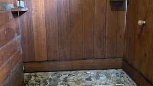 Ein Zimmer mit Holzboden und Holztür.