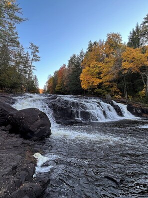 Suihku, hiustenkuivaaja, pyyhkeet, vessapaperi