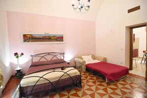 2 chambres, bureau, chambres insonorisées, fer et planche à repasser