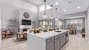 House, 5 Bedrooms | Private kitchen | Fridge, oven, coffee/tea maker, toaster