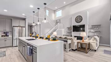 House, 5 Bedrooms | Private kitchen | Fridge, oven, coffee/tea maker, toaster