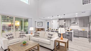 House, 5 Bedrooms | Living room