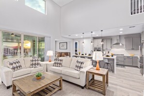 House, 5 Bedrooms | Living room