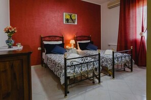 3 chambres, bureau, Wi-Fi gratuit, draps fournis