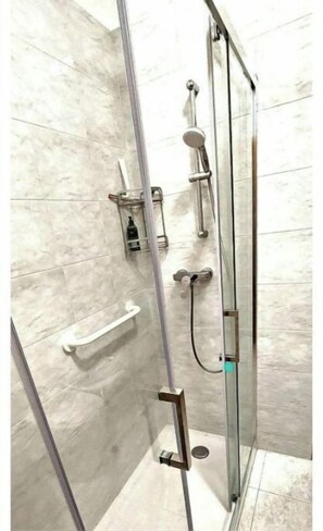 Dusche, Haartrockner, Bidet, HandtĂŒcher