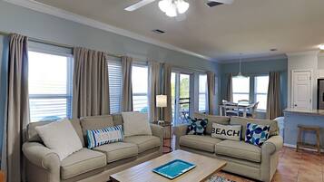 Leilighet, flere senger, balkong | Oppholdsområde | En 43-tommers TV med kabel-kanaler samt peis