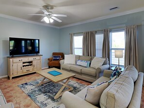 Appart'hôtel, plusieurs lits, balcon | Coin séjour | Télévision de 43 pouces avec chaînes par câble, cheminée