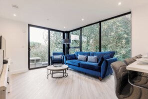 TV, videospill og kontorer