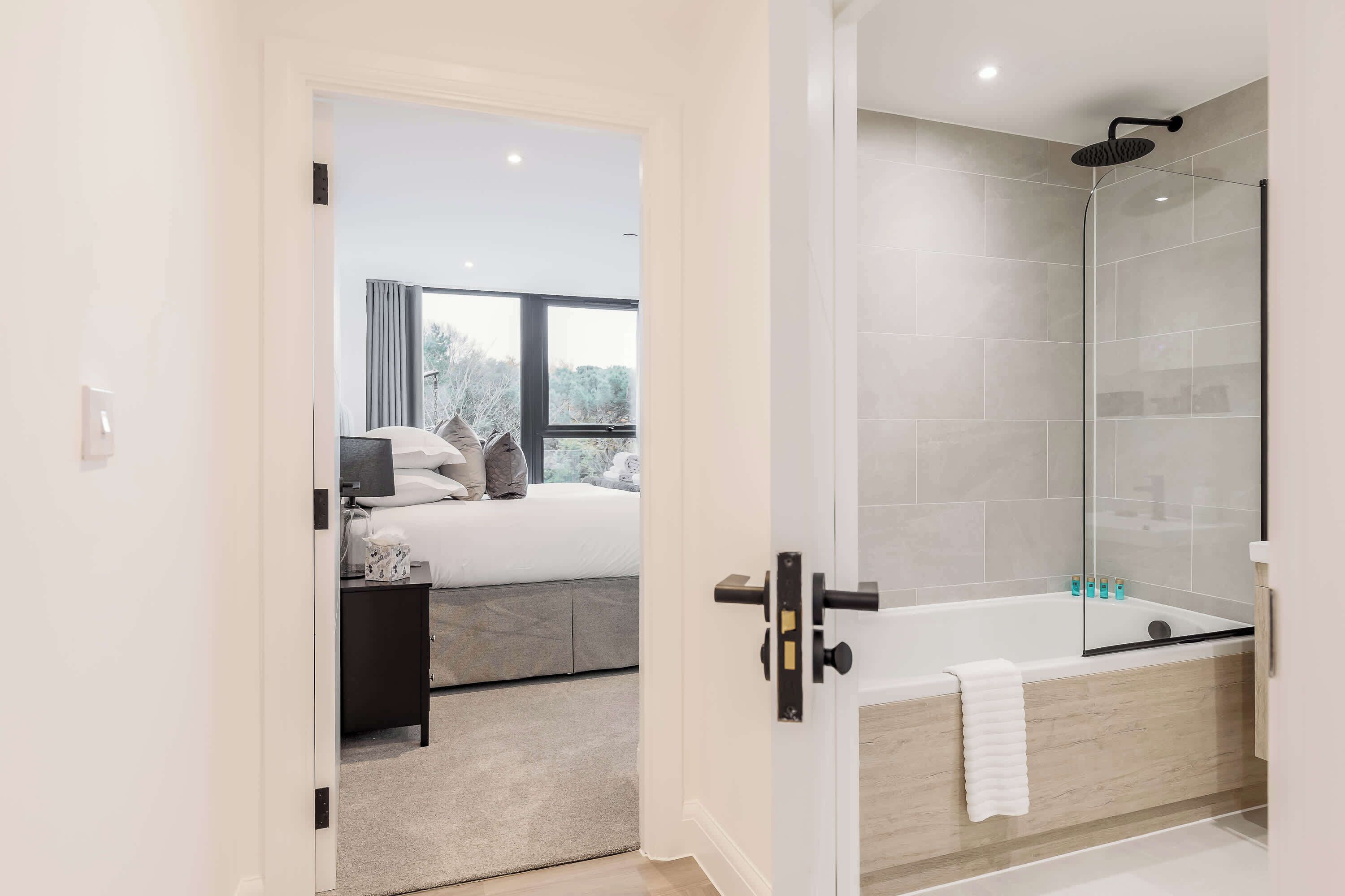 Combined shower/bathtub, hair dryer, towels