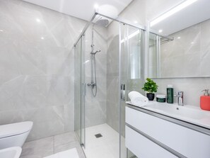 Chuveiro, secador de cabelo, toalhas de banho