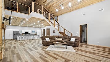 Una Smart TV, una chimenea, una mesa de tenis de mesa