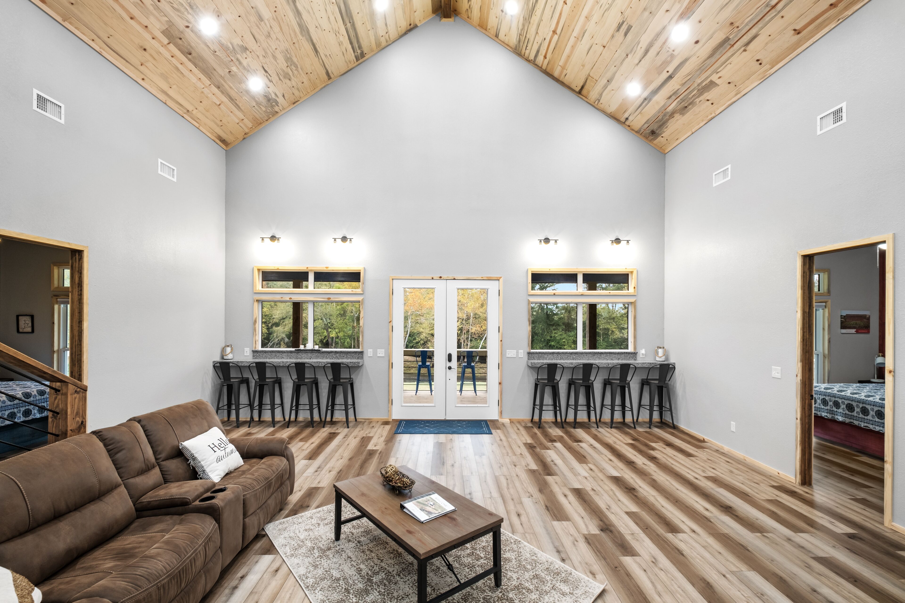 Televisor intel·ligent, llar de foc i taula de tennis de taula 