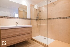 Een douche, een haardroger
