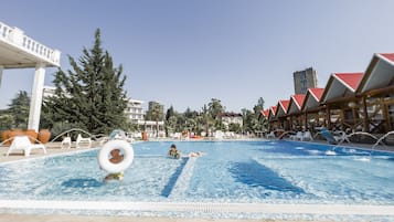 Piscine extérieure, parasols de plage, chaises longues