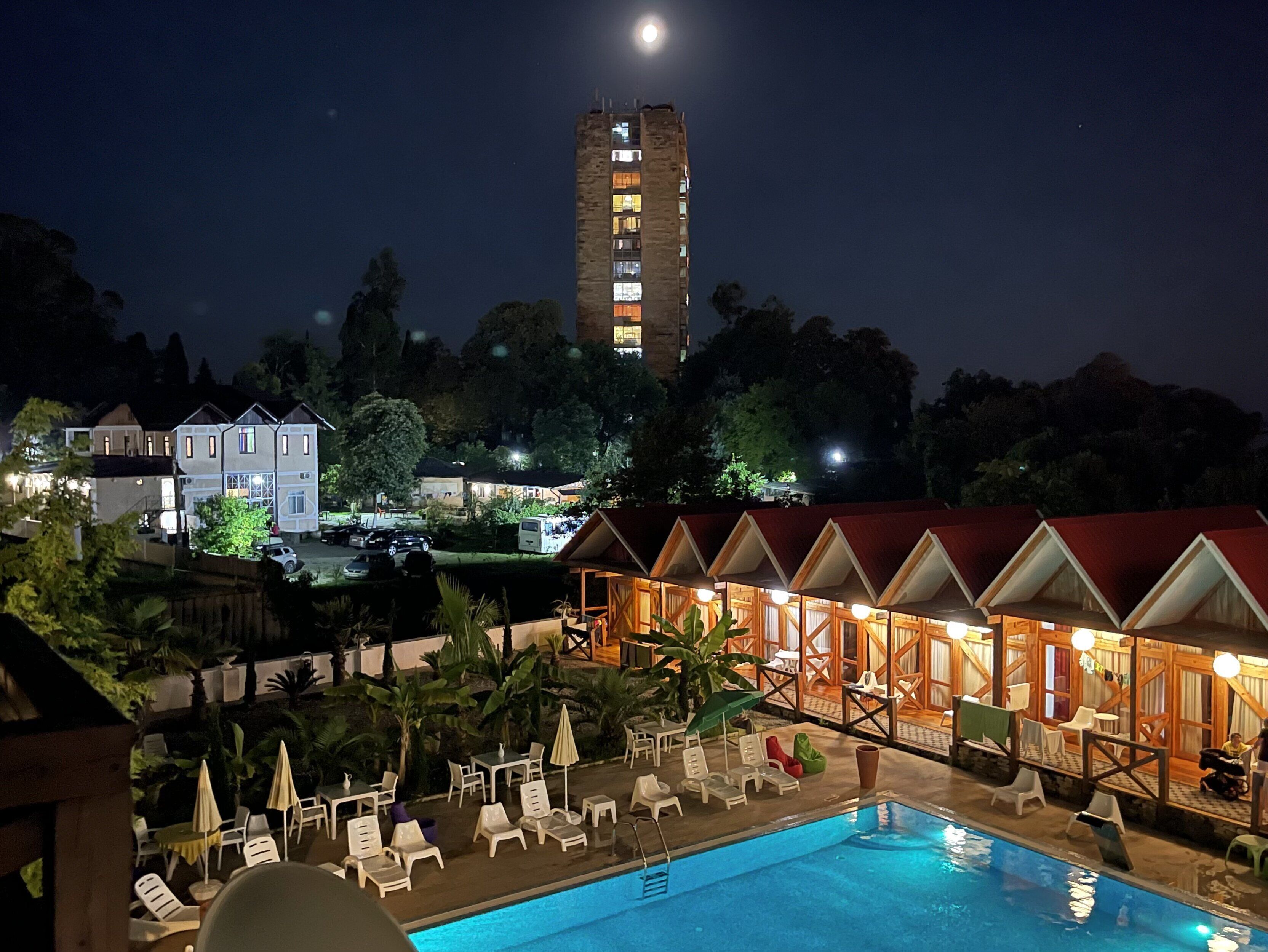 حمّام سباحة خارجي، مظلات على حمّام السباحة، مقاعد للتشمس