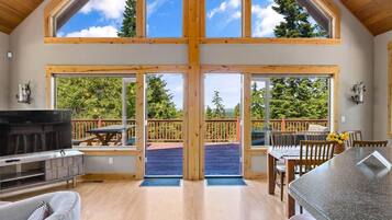 House, Multiple Beds | 3 bedrooms, iron/ironing board, WiFi (free), bed sheets