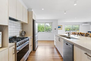 Fridge, microwave, oven, stovetop - Cosmopolitan Sorrento (Sorrento)