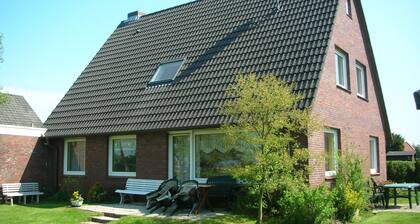 Schöne feine Wohnung mit Garten, Wiese, Blick auf Wasser und Land