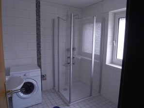 Shower - Beautiful fine apartment with garden, meadow, view of water and land (Dornum)