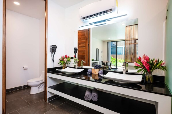 Shower, towels - One of a kind king studio w/kitchen+pool (Tamarindo)