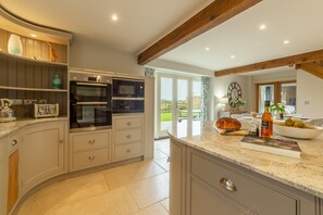 Mikrovågsugn, diskmaskin och barnstol