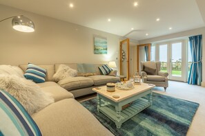 Tv, eldstad och ett bordtennisbord