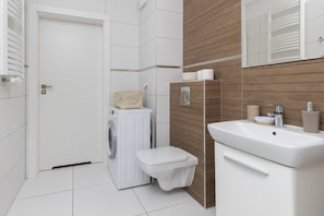 Departamento, 1 habitación, balcón, frente al mar | Baño | Regadera y toallas 