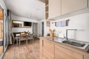 Kylskåp, mikrovågsugn, spishäll och diskmaskin