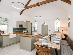 Casa de campo | Cocina privada | Refrigerador, lavavajillas, tetera eléctrica y tostadora 