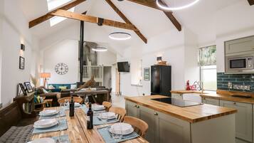Cottage | Private kitchen | Fridge, dishwasher, electric kettle, toaster