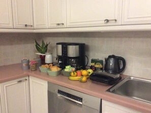 Kühlschrank, Ofen, Geschirrspüler, Wasserkocher mit Kaffee-/Teezubehör