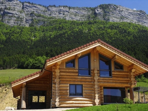 New log cabin 4* 10/12 persons in MOUNTAIN WIFI JACUZZI