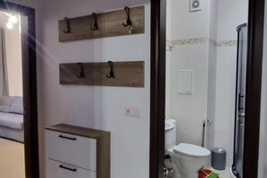 Douche, séchoir à cheveux, serviettes fournies