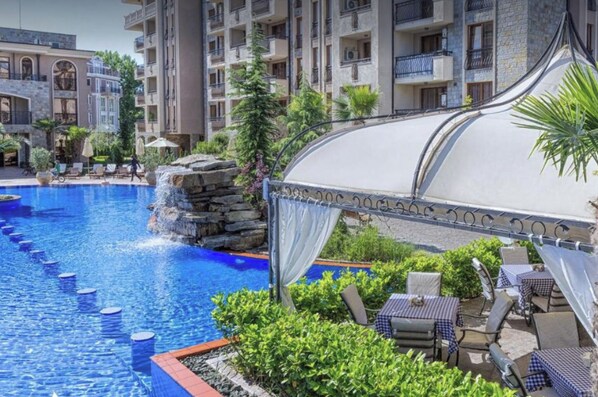 Una piscina al aire libre