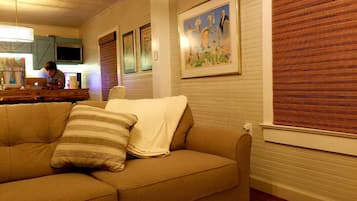 Cottage có thiết kế đặc trưng, 2 phòng ngủ | Phòng khách | Smart TV 43-inch có truyền hình cáp, TV, Netflix