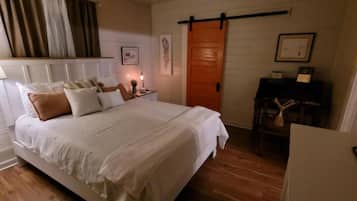 シグネチャー コテージ 2 ベッドルーム | 2 室のベッドルーム、客室ごとに異なる装飾、客室ごとに異なるインテリア、アイロン / アイロン台