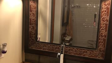 シグネチャー コテージ 2 ベッドルーム | バスルーム | シャワー、バスアメニティ (無料)、ヘアドライヤー、タオル