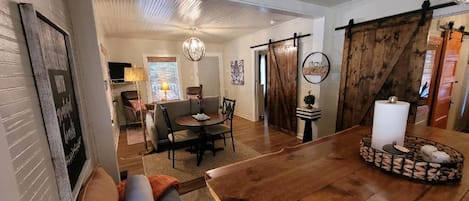 Cottage Signature, 2 camere da letto | Soggiorno | Smart TV 43 pollici con canali via cavo, TV, Netflix