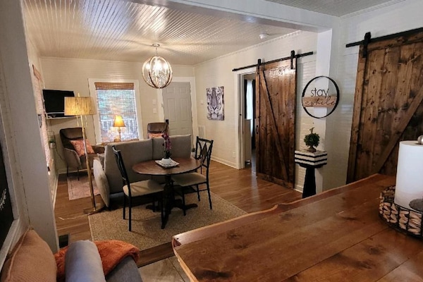 特色村舍, 2 间卧室 | 客厅 | 43-英寸智能电视(配备有线频道)、电视、Netflix