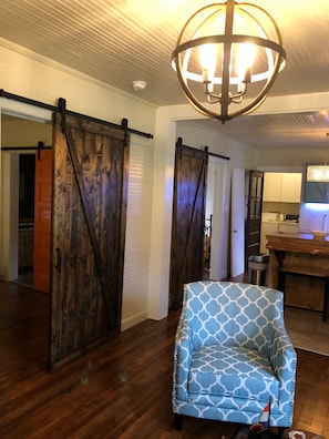 Signature Cottage, 2 Bedrooms | Living area | 43-inch Smart TV with cable channels, TV, Netflix - Clemson Memorabilia House (Clemson)