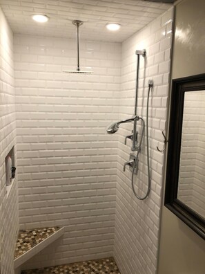 Signature Cottage, 2 Bedrooms | Bilik Mandi | Pancuran mandi, kelengkapan dandanan diri percuma, pengering rambut 