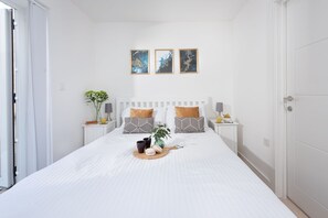 4 bedrooms, iron/ironing board, travel cot, Internet