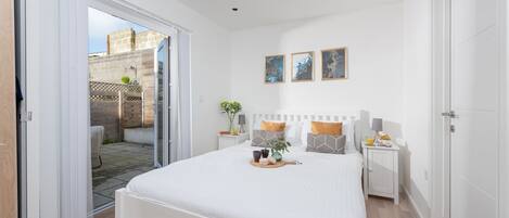 4 habitaciones, tabla de planchar con plancha, cuna de viaje y internet