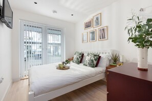 4 bedrooms, iron/ironing board, travel cot, Internet